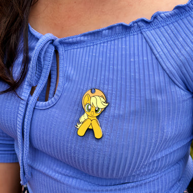 Gallery viewerに画像を読み込む, An officially licensed enamel pin of Applejack from My Little Pony. Pictured here is the My Little Pony Applejack Pin.
